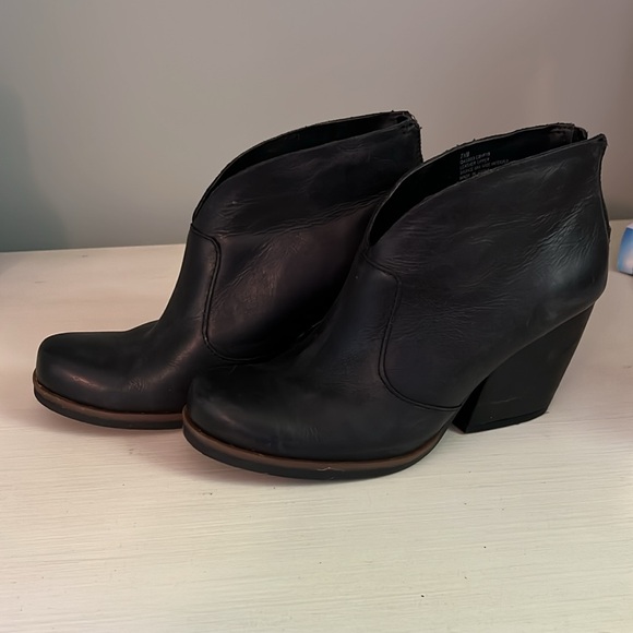 Korks Leather Boots - Picture 2 of 9